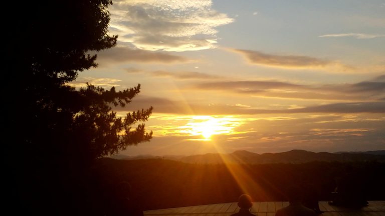 シャヴァーサナ（しかばねのポーズ）のやり方と３つのコツ